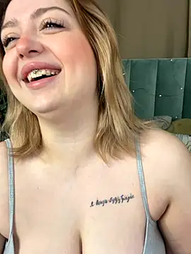 Snapshot of KellyMoors chatting on 18, 10, 2025 KellyMoors online show from 18, 10, 2025