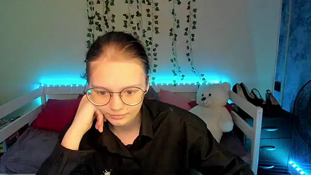 Snapshot of shy_elina01 chatting on 4, 10, 2025 shy elina01 online show from 4, 10, 2025