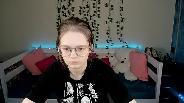 Snapshot of shy_elina01 chatting on 13, 10, 2025 shy elina01 online show from 13, 10, 2025