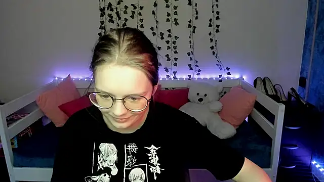 Snapshot of shy_elina01 chatting on 14, 10, 2025 shy elina01 online show from 14, 10, 2025