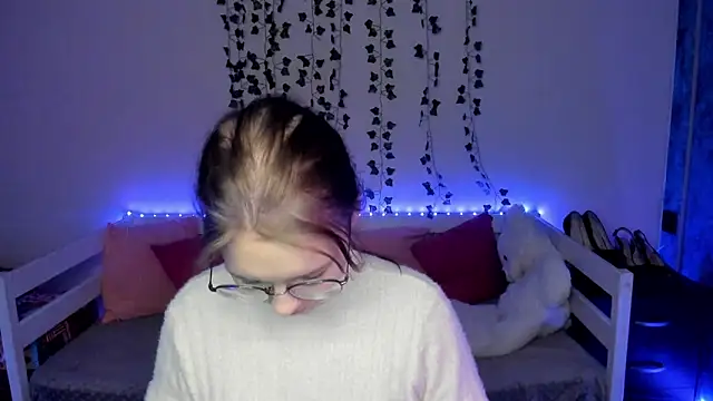 Snapshot of shy_elina01 chatting on 18, 10, 2025 shy elina01 online show from 18, 10, 2025