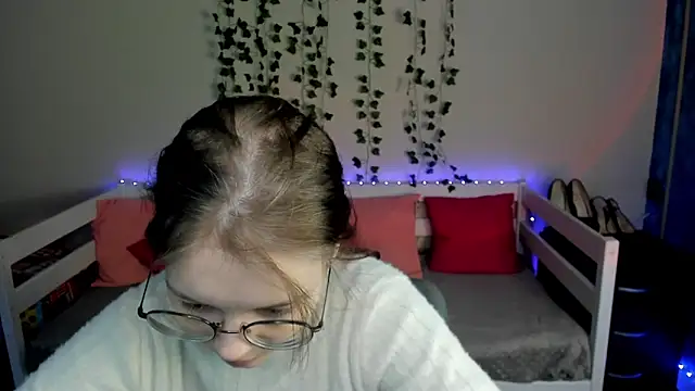 Snapshot of shy_elina01 chatting on 21, 10, 2025 shy elina01 online show from 21, 10, 2025