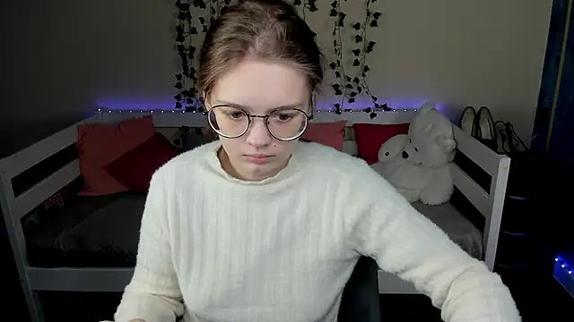 Snapshot of shy_elina01 chatting on 22, 10, 2025 shy elina01 online show from 22, 10, 2025