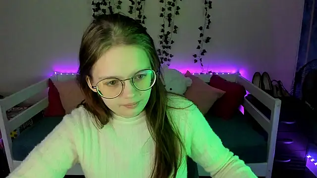 Snapshot of shy_elina01 chatting on 24, 10, 2025 shy elina01 online show from 24, 10, 2025