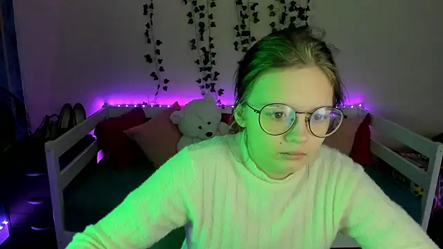 Snapshot of shy_elina01 chatting on 25, 10, 2025 shy elina01 online show from 25, 10, 2025