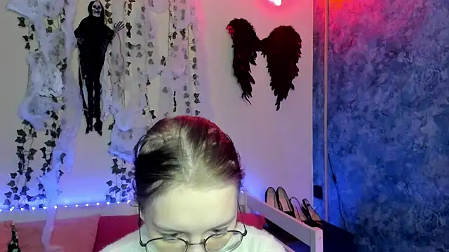 Snapshot of shy_elina01 chatting on 30, 10, 2025 shy elina01 online show from 30, 10, 2025