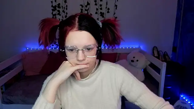 Snapshot of shy_elina01 chatting on 13, 11, 2025 shy elina01 online show from 13, 11, 2025