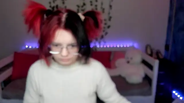 Snapshot of shy_elina01 chatting on 14, 11, 2025 shy elina01 online show from 14, 11, 2025