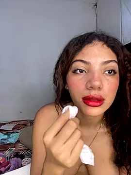 Snapshot of Azza__Slimene chatting on 2, 10, 2025 Azza Slimene online show from 2, 10, 2025