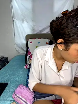 Snapshot of Azza__Slimene chatting on 21, 10, 2025 Azza Slimene online show from 21, 10, 2025