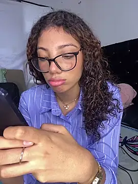 Snapshot of Azza__Slimene chatting on 23, 10, 2025 Azza Slimene online show from 23, 10, 2025