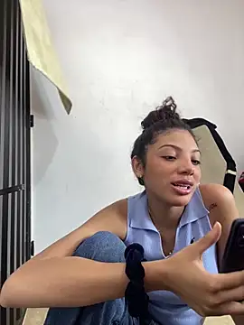 Snapshot of Azza__Slimene chatting on 26, 10, 2025 Azza Slimene online show from 26, 10, 2025