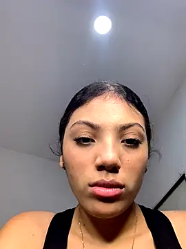 Snapshot of Azza__Slimene chatting on 12, 11, 2025 Azza Slimene online show from 12, 11, 2025