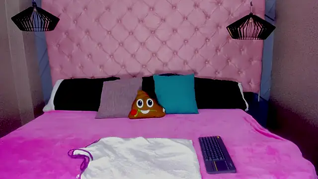Snapshot of Cloe-Naughty chatting on 2, 10, 2025 Cloe-Naughty online show from 2, 10, 2025