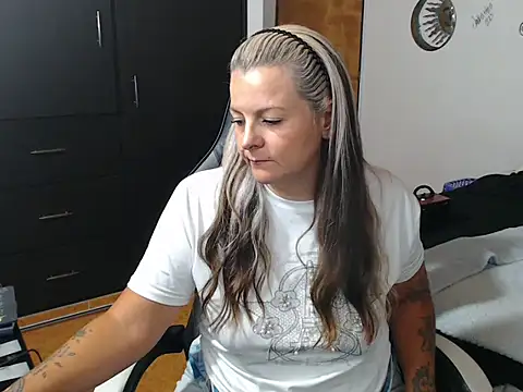 perlagoloza05 online show from 6, 10, 2025