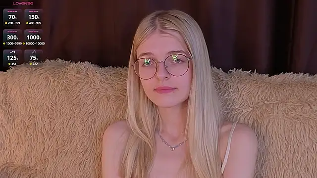 Snapshot of MonicaShiny chatting on 17, 10, 2025 MonicaShiny online show from 17, 10, 2025