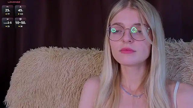 Snapshot of MonicaShiny chatting on 14, 11, 2025 MonicaShiny online show from 14, 11, 2025