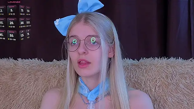 Snapshot of MonicaShiny chatting on 16, 11, 2025 MonicaShiny online show from 16, 11, 2025