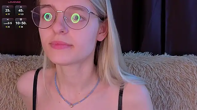 Snapshot of MonicaShiny chatting on 1, 12, 2025 MonicaShiny online show from 1, 12, 2025