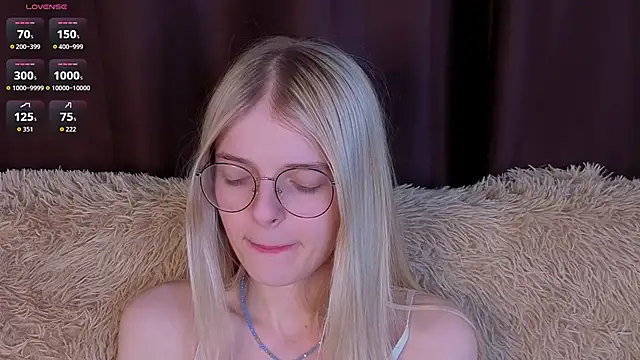 Snapshot of MonicaShiny chatting on 5, 12, 2025 MonicaShiny online show from 5, 12, 2025