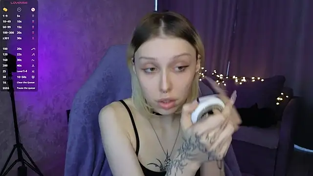 Snapshot of Alice_L0 chatting on 4, 10, 2025 Alice L0 online show from 4, 10, 2025