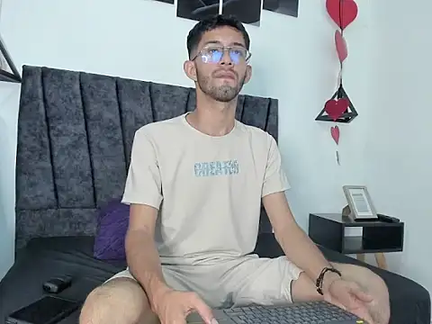 Snapshot of ianthompsoncut chatting on 4, 10, 2025 ianthompsoncut online show from 4, 10, 2025
