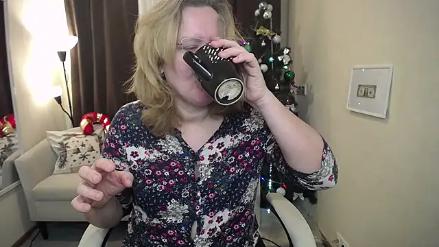 Snapshot of VestaWoody chatting on 1, 12, 2025 VestaWoody online show from 1, 12, 2025