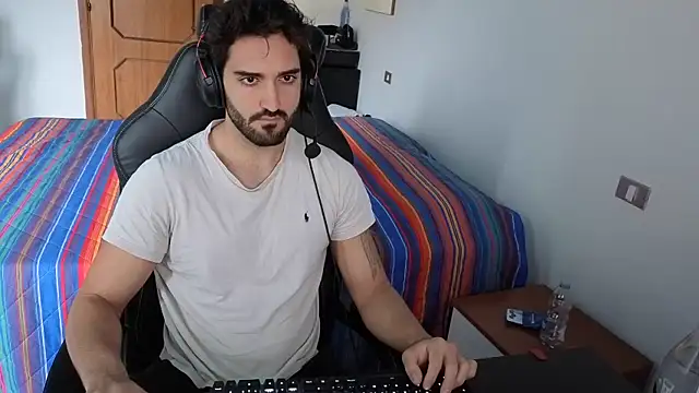 Al3xox02 online show from 2, 4, 2026