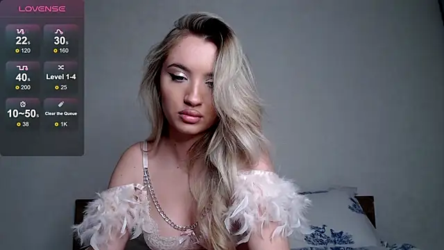 Luna glamy online show from 6, 10, 2025