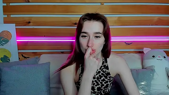 Olivia Grantt online show from 4, 12, 2025