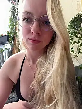 Snapshot of LinaLeana chatting on 1, 4, 2026 LinaLeana online show from 1, 4, 2026