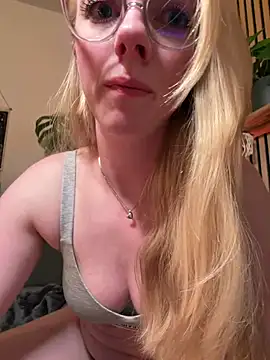 Snapshot of LinaLeana chatting on 4, 4, 2026 LinaLeana online show from 4, 4, 2026