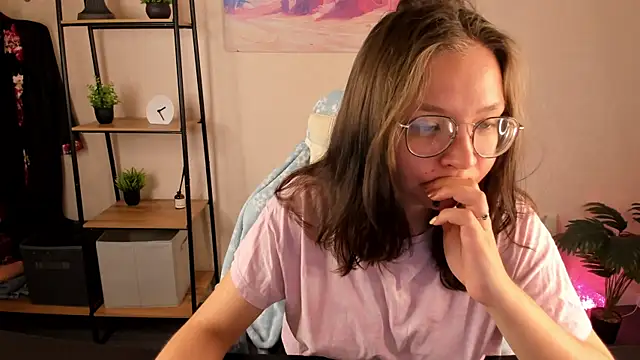 Nuura Moore online show from 21, 10, 2025