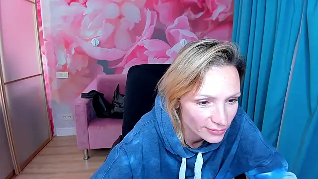 Snapshot of AlinaMoor chatting on 26, 11, 2025 AlinaMoor online show from 26, 11, 2025