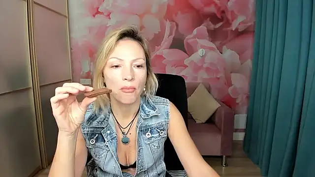 Snapshot of AlinaMoor chatting on 1, 12, 2025 AlinaMoor online show from 1, 12, 2025