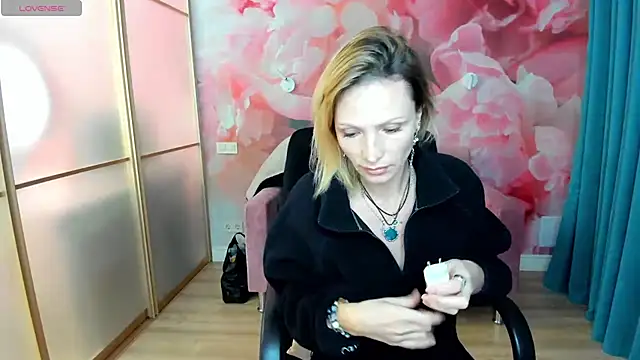 Snapshot of AlinaMoor chatting on 19, 12, 2025 AlinaMoor online show from 19, 12, 2025