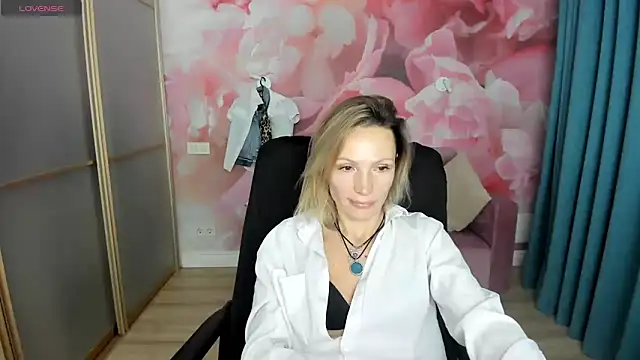 Snapshot of AlinaMoor chatting on 6, 1, 2026 AlinaMoor online show from 6, 1, 2026