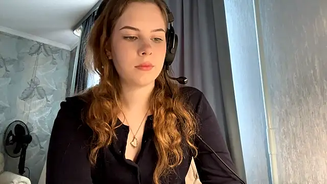 Snapshot of Leyla_Luna chatting on 12, 10, 2025 Leyla Luna online show from 12, 10, 2025