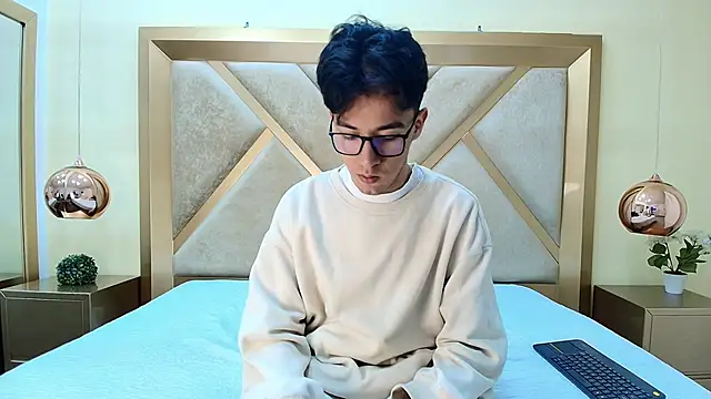 Austin Reeds online show from 3, 11, 2025