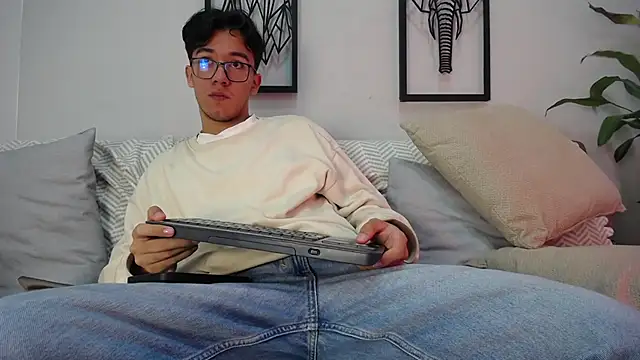 Austin Reeds online show from 5, 11, 2025