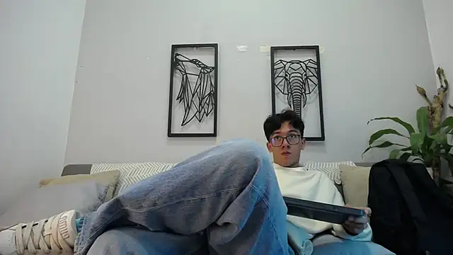 Austin Reeds online show from 15, 11, 2025