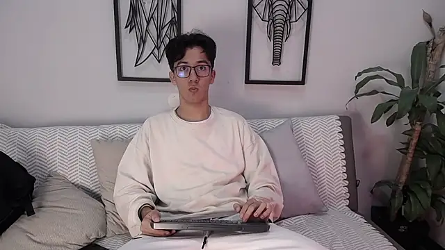 Austin Reeds online show from 20, 11, 2025