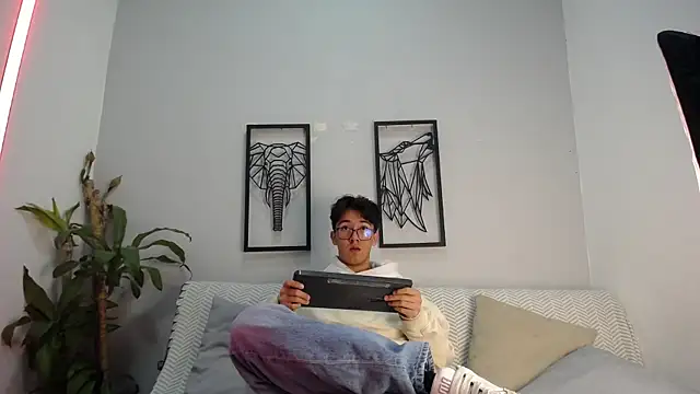 Austin Reeds online show from 21, 11, 2025