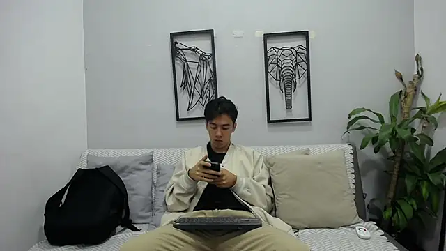 Austin Reeds online show from 24, 11, 2025