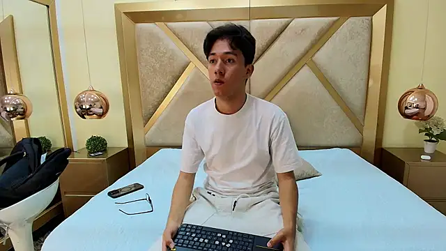 Austin Reeds online show from 25, 11, 2025