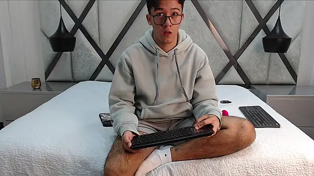 Austin Reeds online show from 20, 2, 2026