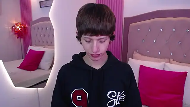 Emo Boy  online show from 14, 5, 2026