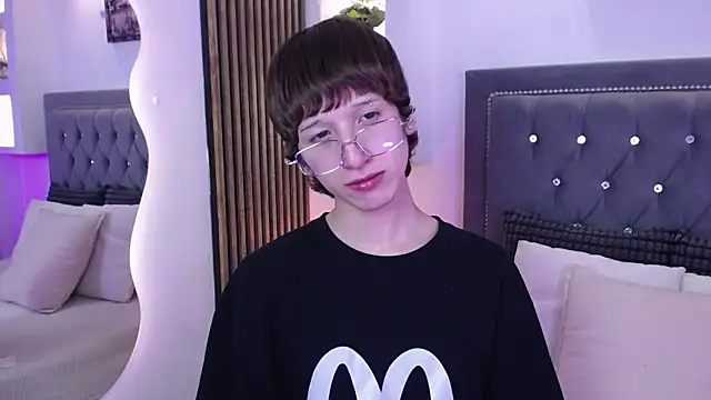Emo Boy  online show from 18, 5, 2026