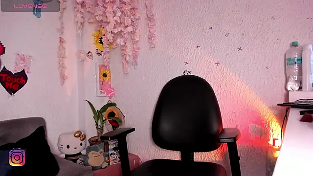 Snapshot of Emilycollei chatting on 28, 4, 2026 Emilycollei online show from 28, 4, 2026