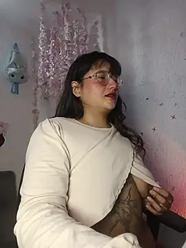 Snapshot of Emilycollei chatting on 18, 5, 2026 Emilycollei online show from 18, 5, 2026